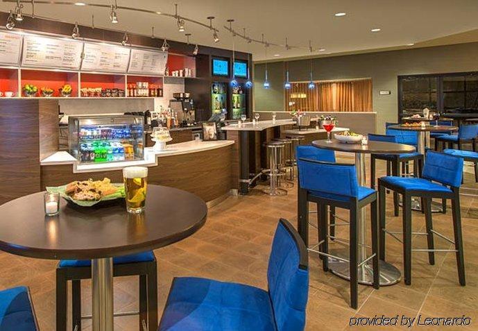 Hotel Courtyard Grand Rapids Airport 3*