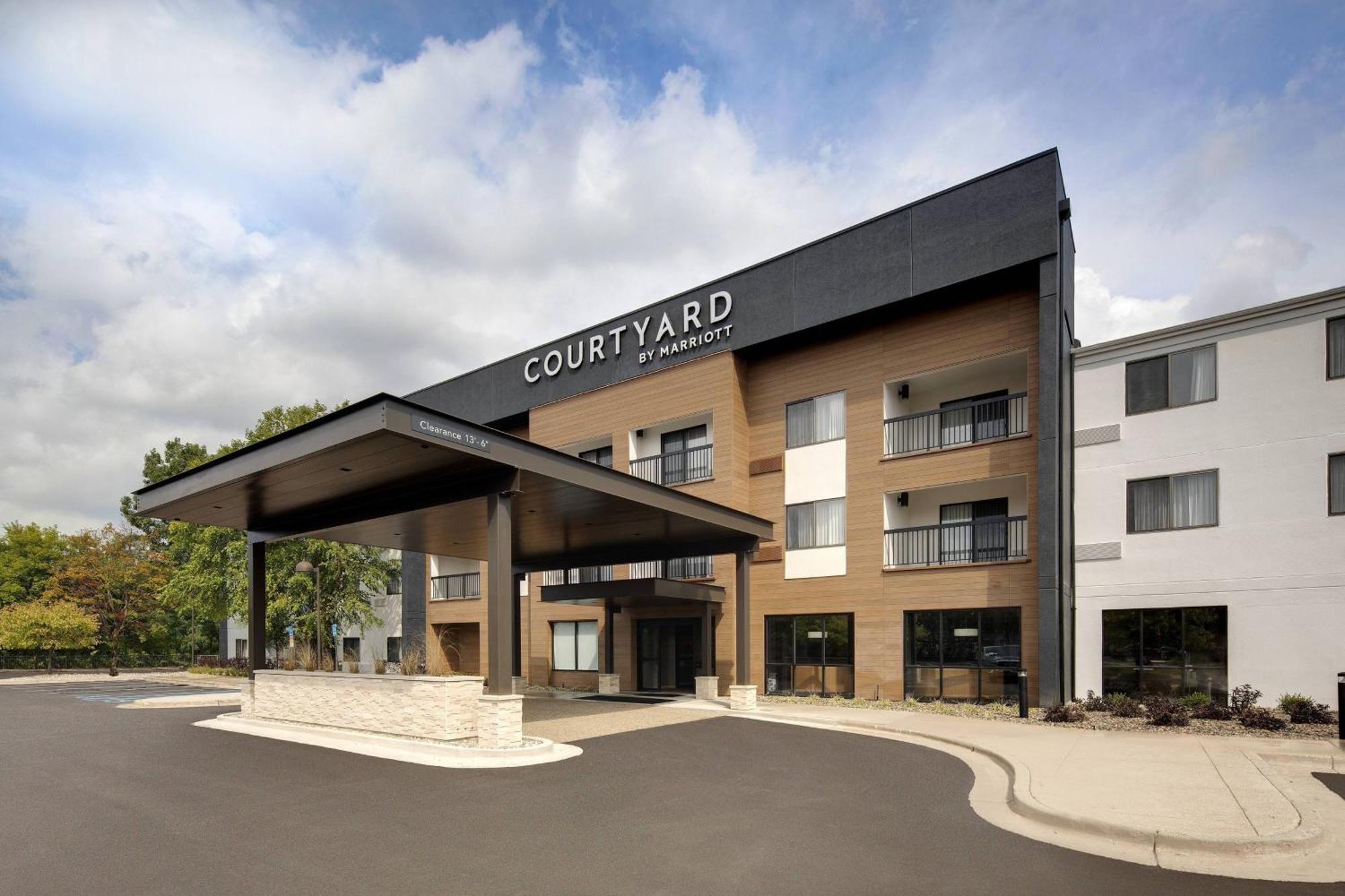 Courtyard Grand Rapids Airport 3* Cascade