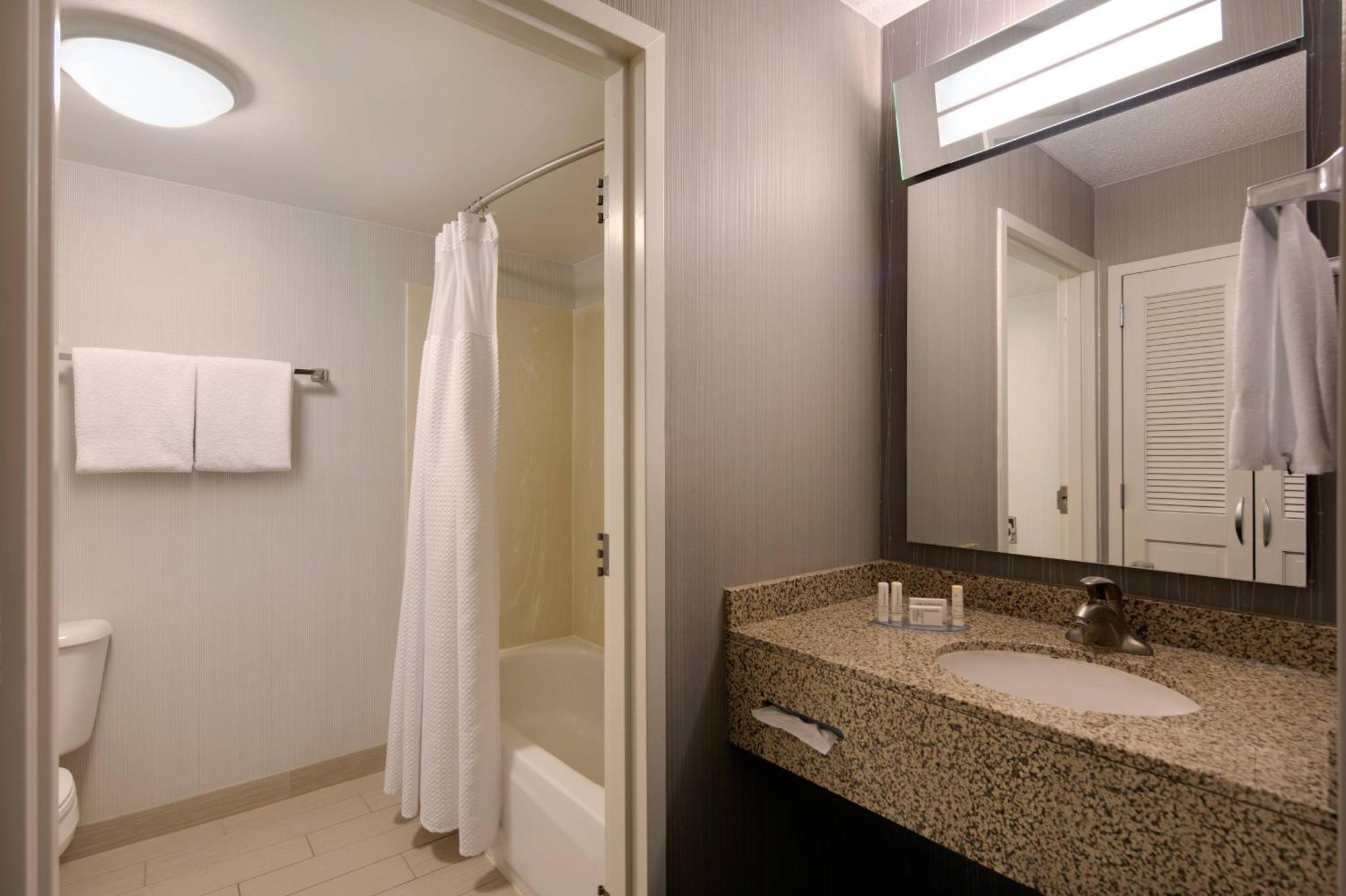 Courtyard Grand Rapids Airport Hotel Cascade