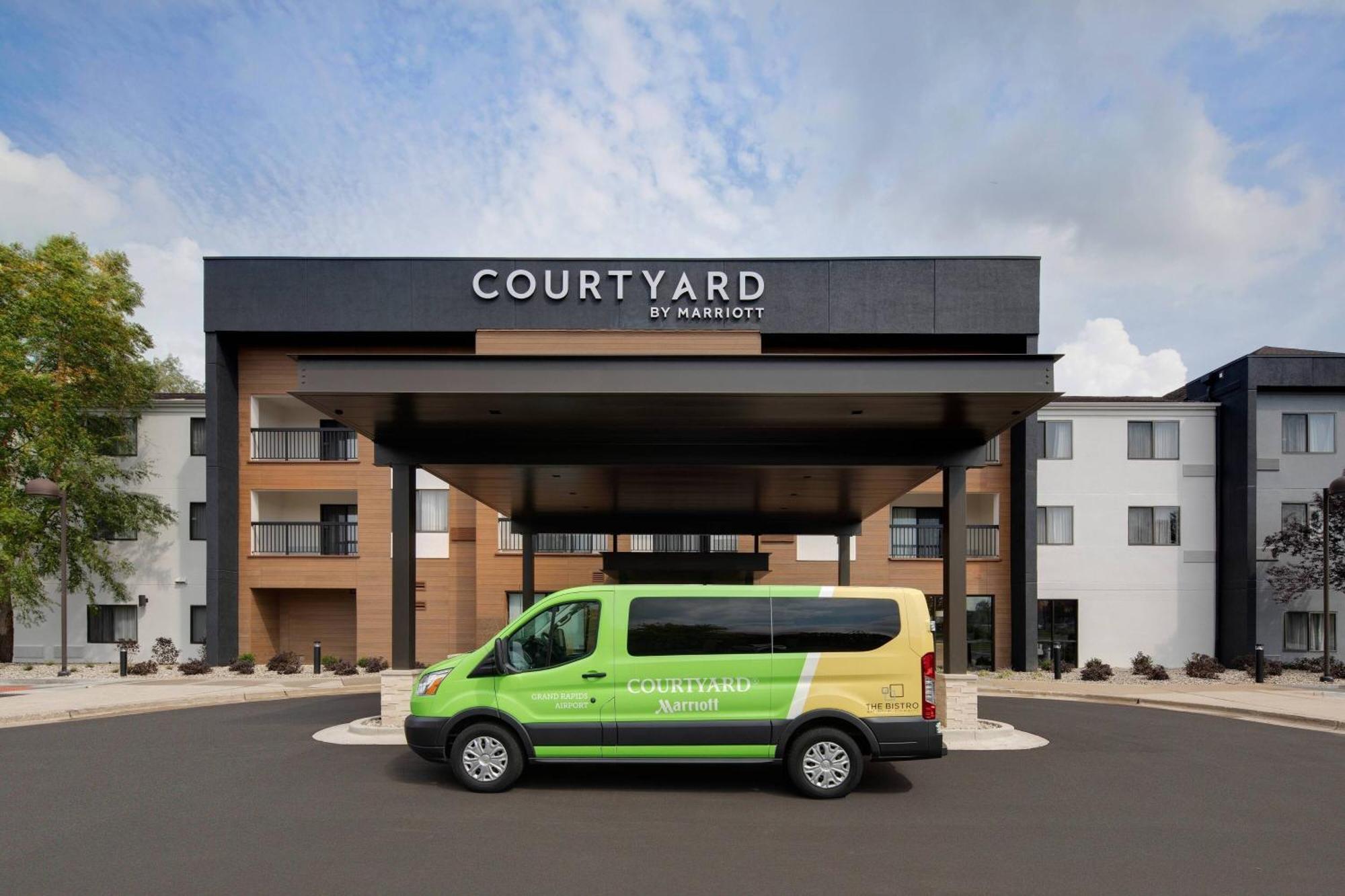 Courtyard Grand Rapids Airport 3*