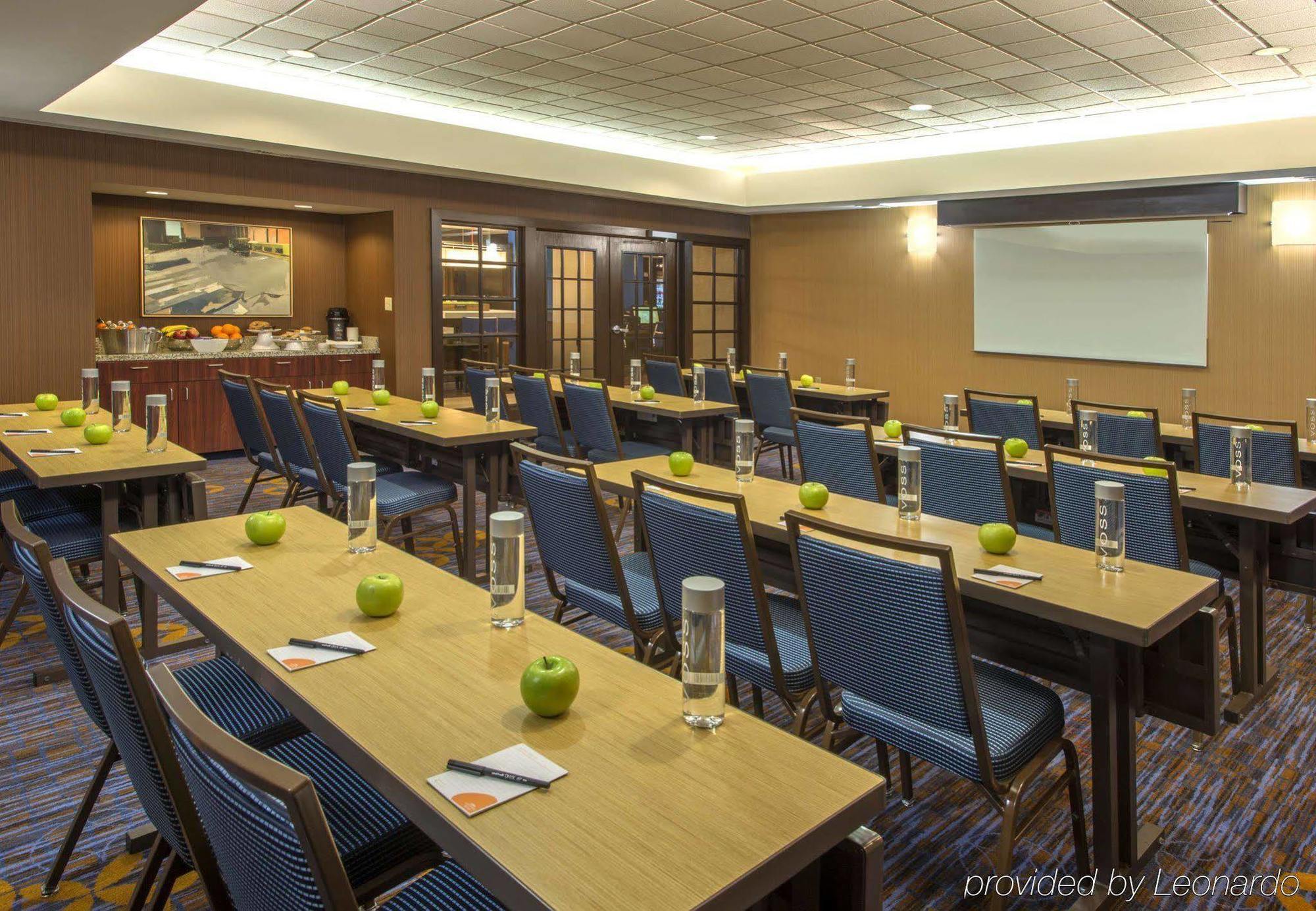 Courtyard Grand Rapids Airport 3*