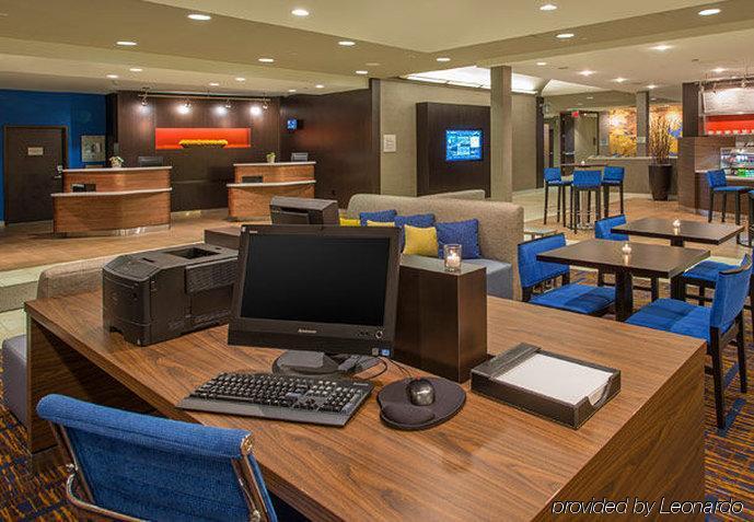 Courtyard Grand Rapids Airport 3*