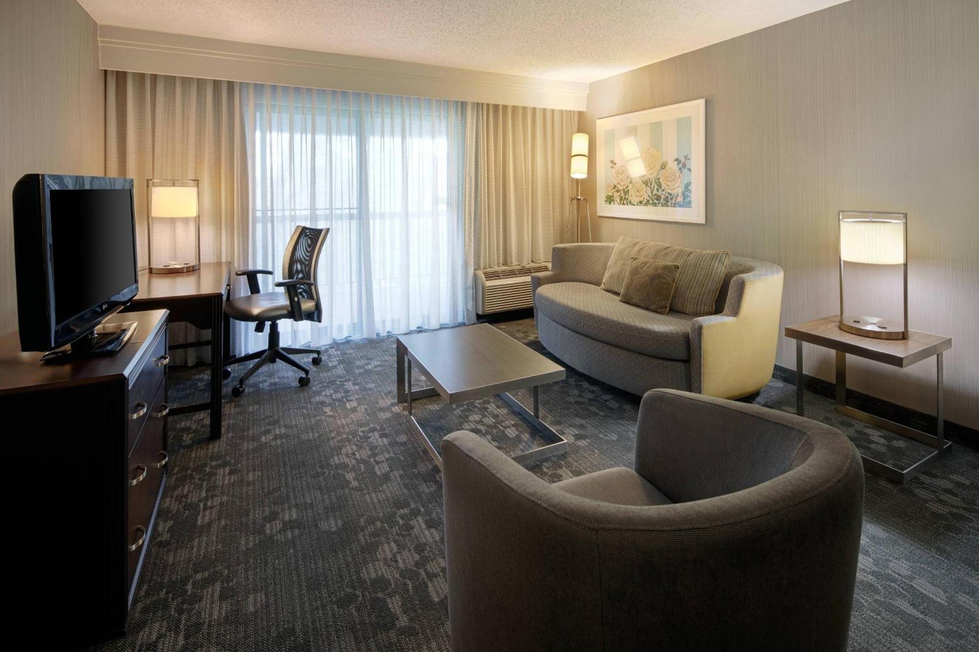 Courtyard Grand Rapids Airport 3*