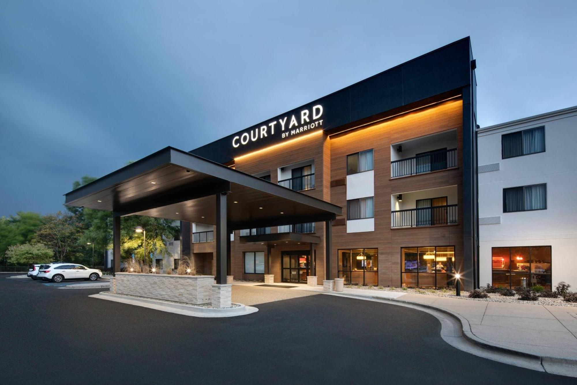 Courtyard Grand Rapids Airport 3*