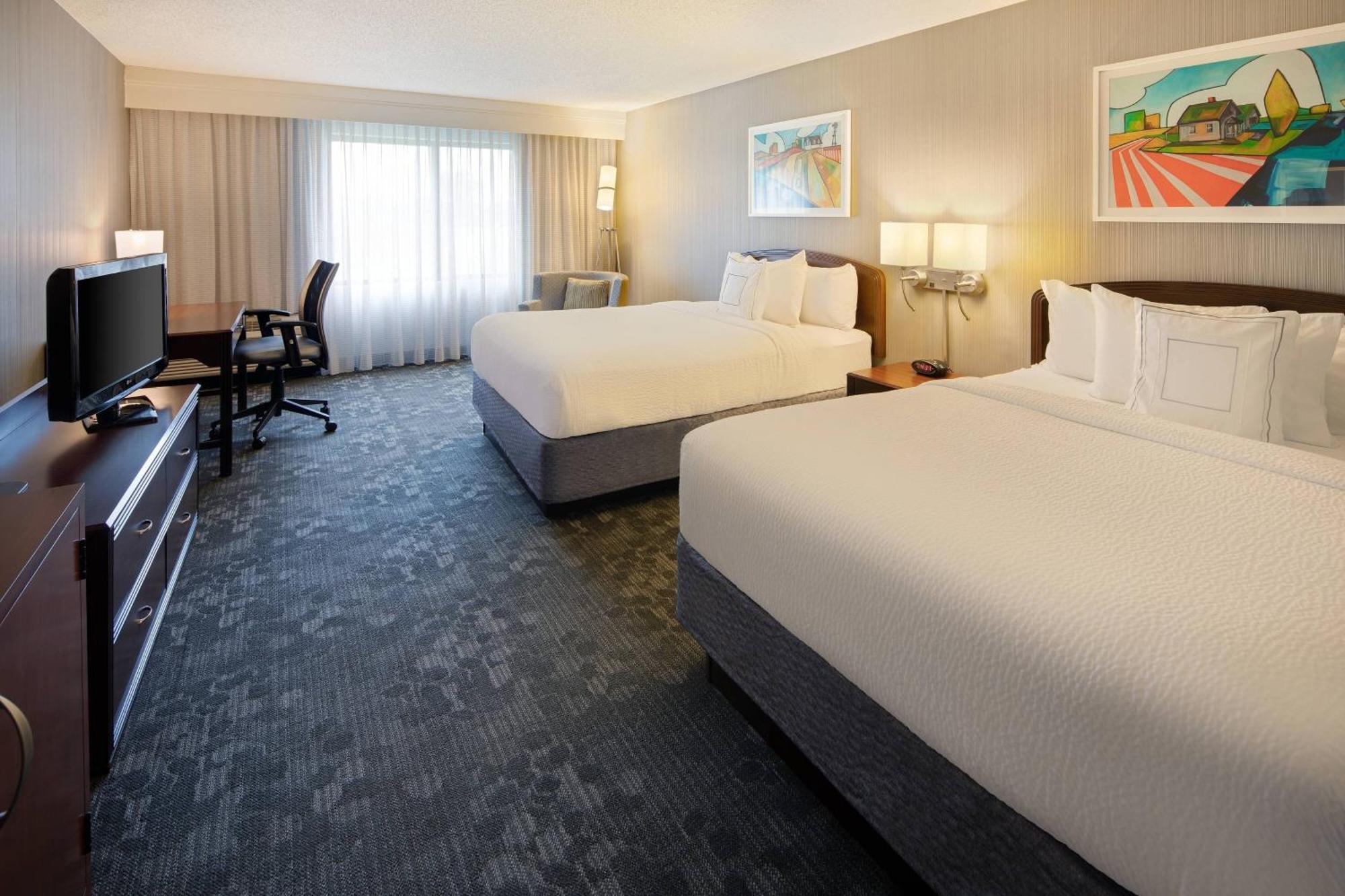 Hotel Courtyard Grand Rapids Airport 3*