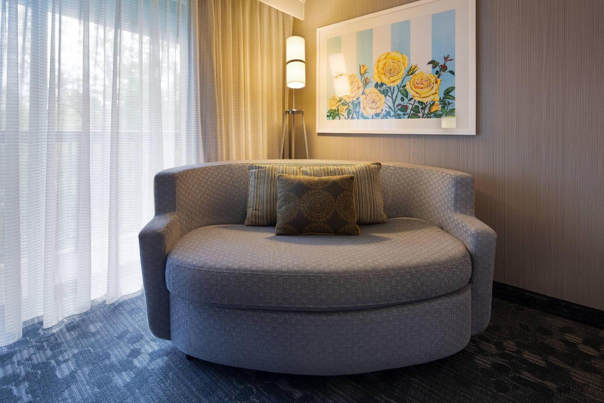 Courtyard Grand Rapids Airport 3*