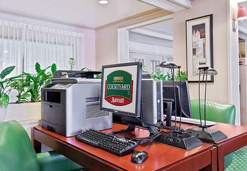 Courtyard Grand Rapids Airport 3*