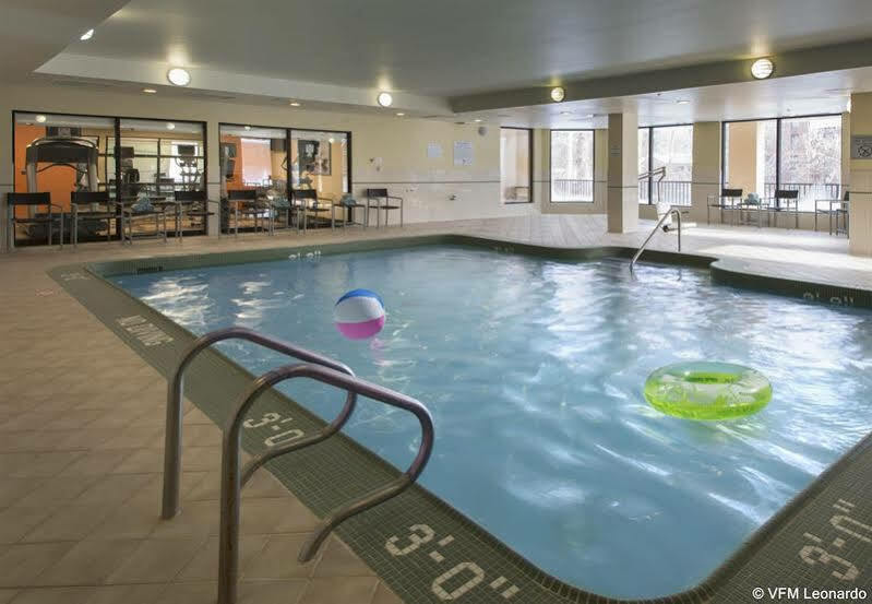 Courtyard Grand Rapids Airport 3*