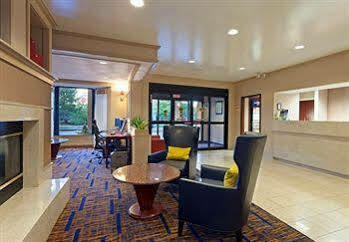 Courtyard Grand Rapids Airport 3*